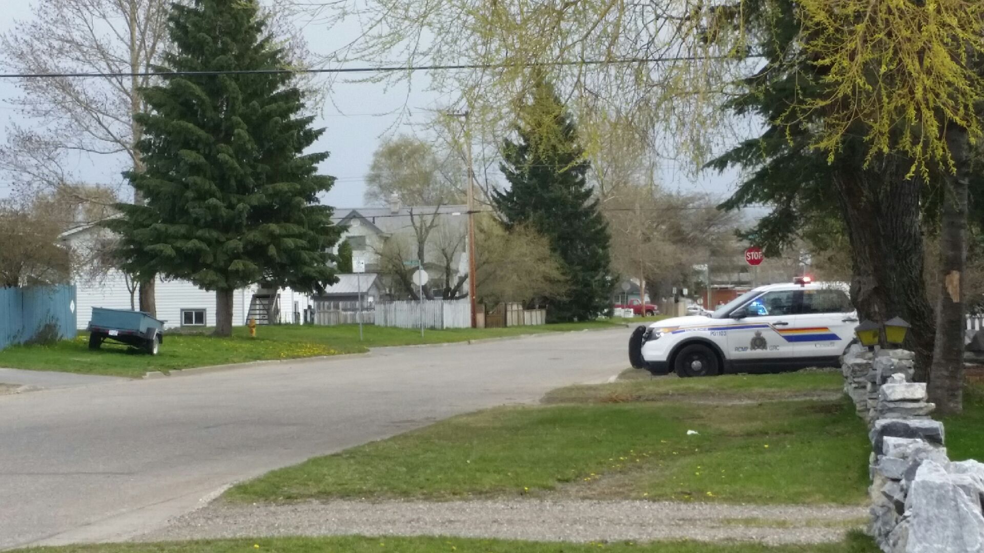 Police close off neighbourhood looking for man with arrest warrant