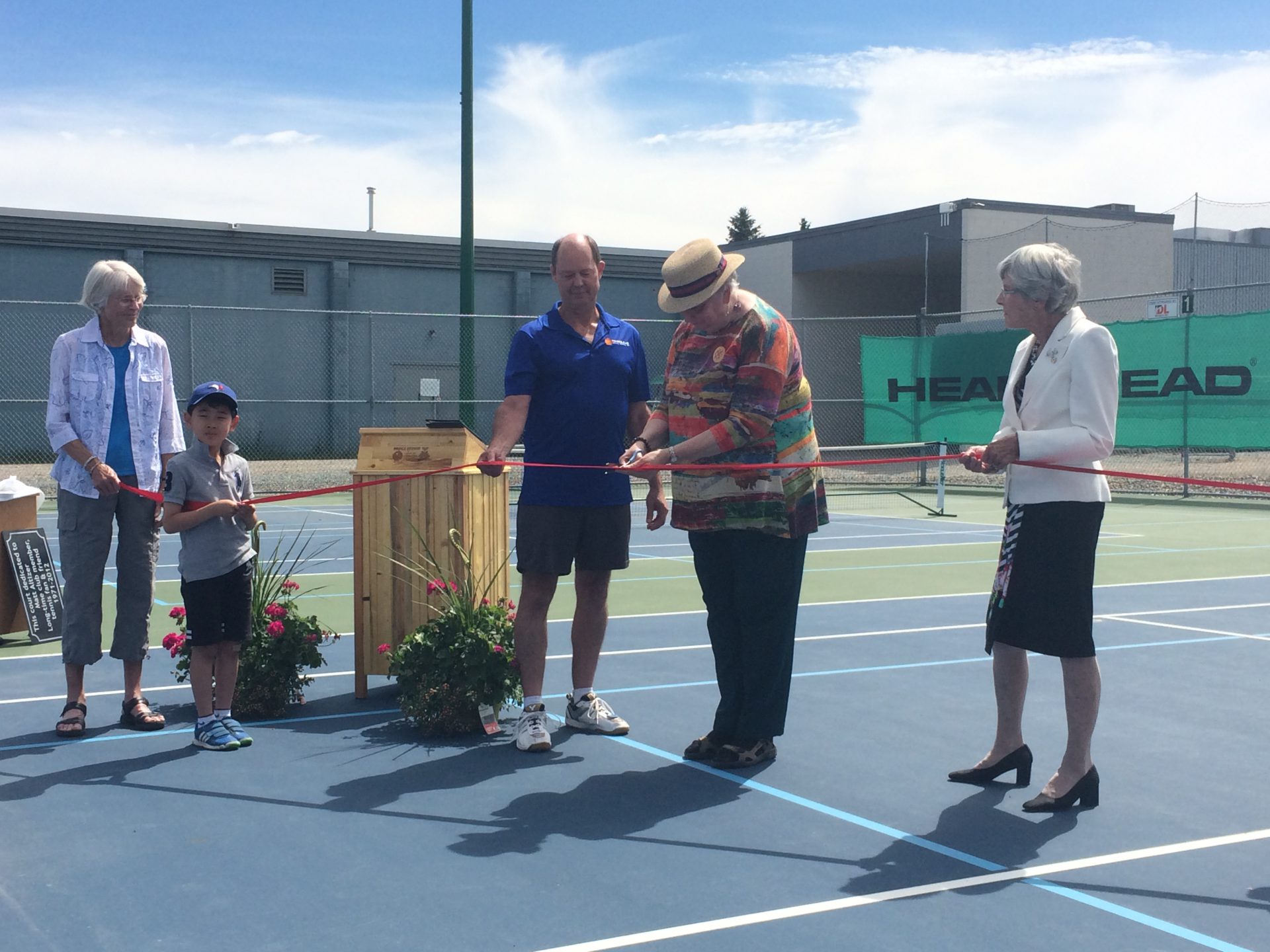 Tennis club celebrates grand opening