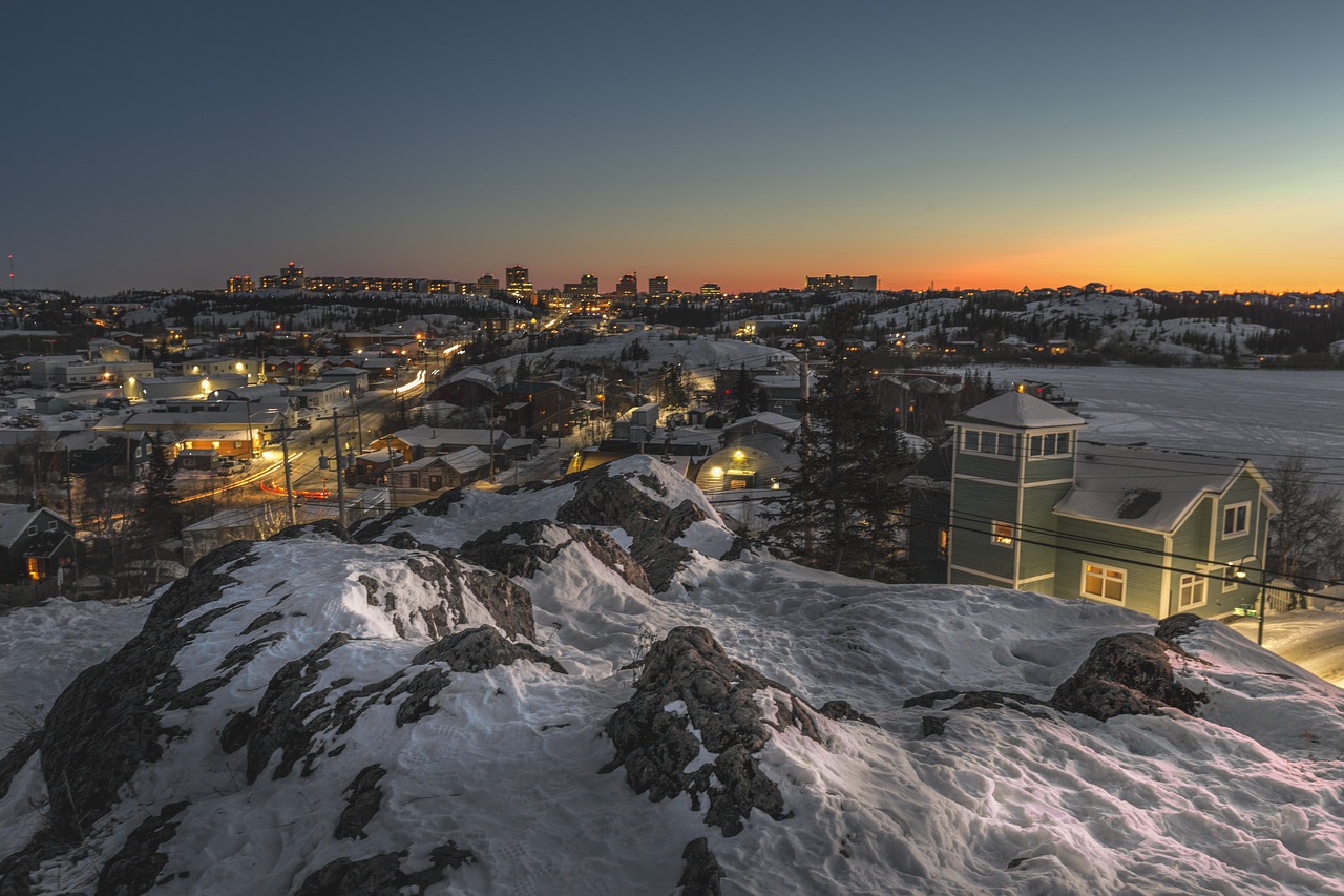 Yellowknife residents flee as wildfire inches closer to city limits ...